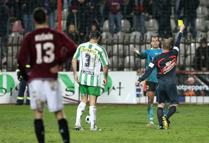 Rozhodčí Jiří Adam proto nastavoval dlouhých osm minut po skončení základní hrací doby. Brankář domácích Jaroslav Belaň dostal žlutou kartu za zdržování s výkopem.