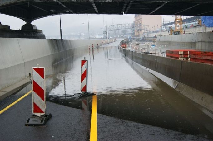 Voda z řeky Labe zalila v Ústí nad Labem přístavní ulici u Benešova Mostu, doprava byla odkloněna