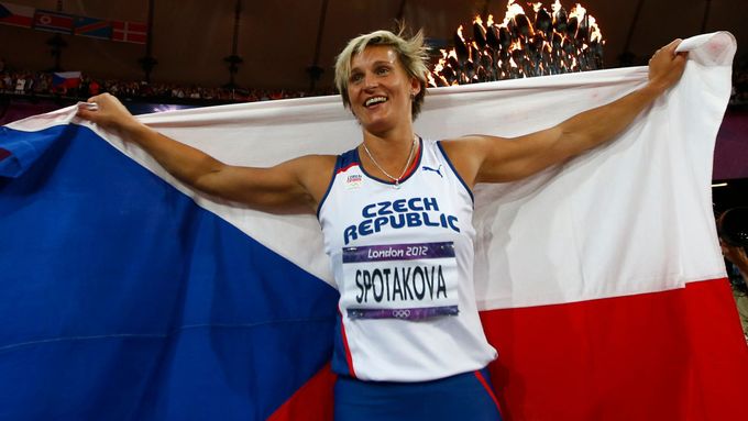 Barbora Špotáková bezkonkurenčně ovládla finále oštěpu a slaví druhé olympijské zlato