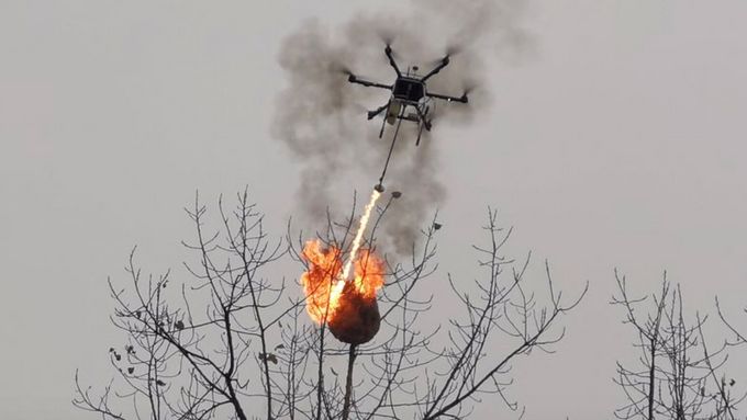 Vesničané ze středočínského okresu Čung se toužili zbavit stovky vosích hnízd. Dobrovolníci vybrali peníze a upravili jim dron na létající plamenomet.