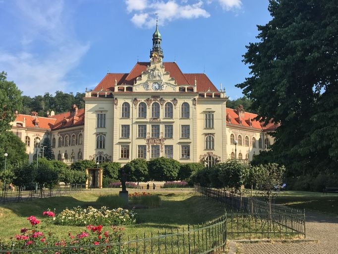 Jedna z nejkrásnějších pražských secesních škol stojí na Lyčkově náměstí v Karlíně. V roce 1904 ji navrhl architekt Josef Sakař. Má prostorné centrální schodiště a velké