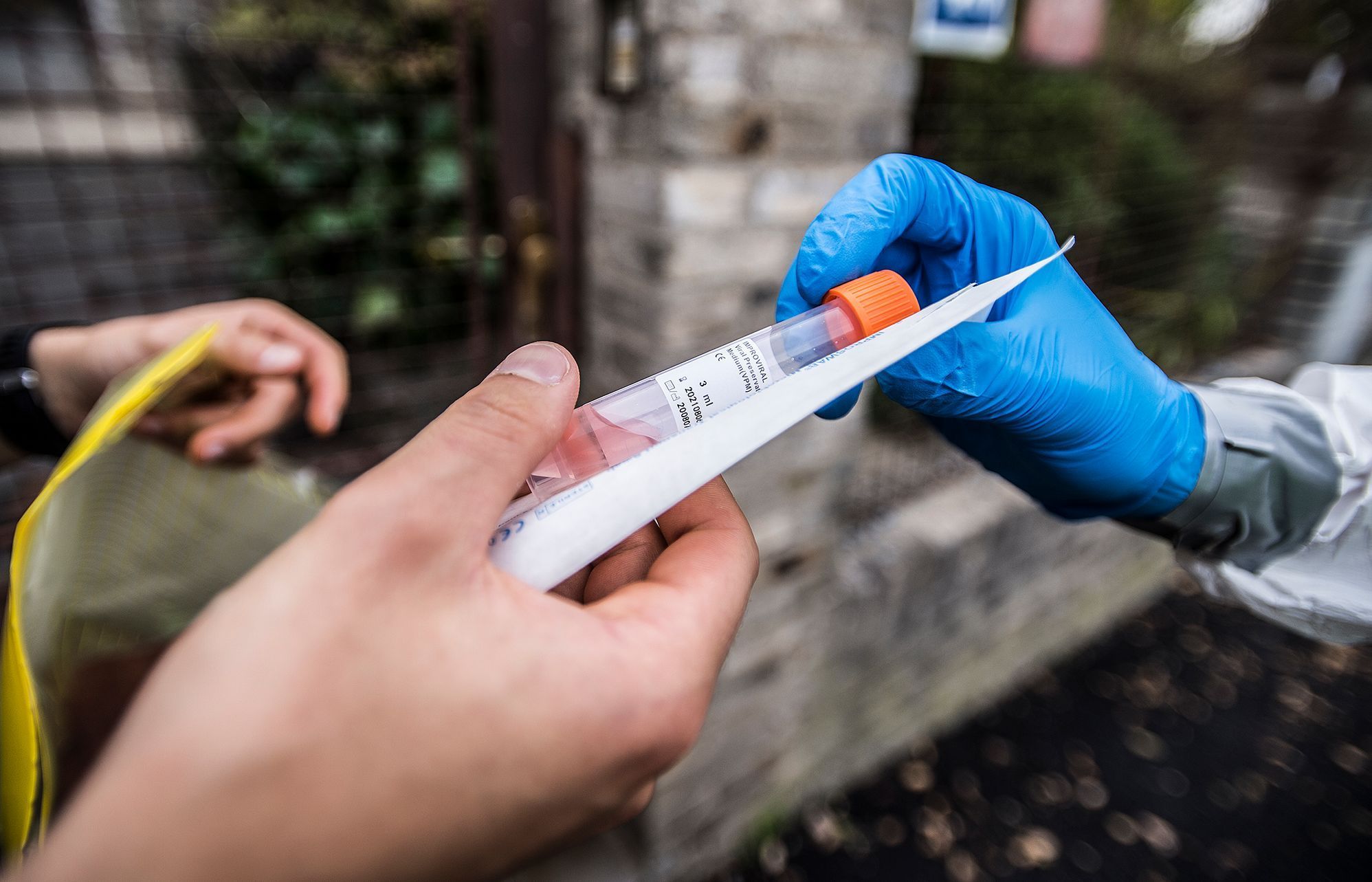 Medici v odběrové sanitce
