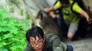 HUAYIN, CHINA - AUGUST 13: (CHINA OUT) Legless man Chen Zhou climbs the Huashan Mountain on August 13, 2012 in Huayin, Shaanxi Province of China. Legless 29-year-old man Chen Zhou from Cangshan of Shandong Province spent two days, 19 hours in total, climbing by arms to the top of Huashan Mountain. Chen lost his legs after falling off a train at the age of 13, but he has since strived to be stronger and joined in many public performances to encourage other people. Chen Zhou will climb the Taishan Mountain in Shandong province in the following months. ( automatický překlad do češtiny )