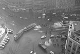 Po obnovení tramvajové linky v horní části Václavského náměstí volají odborníci na dopravu, ale i urbanisté (na snímku horní část Václavského náměstí v 70. letech).