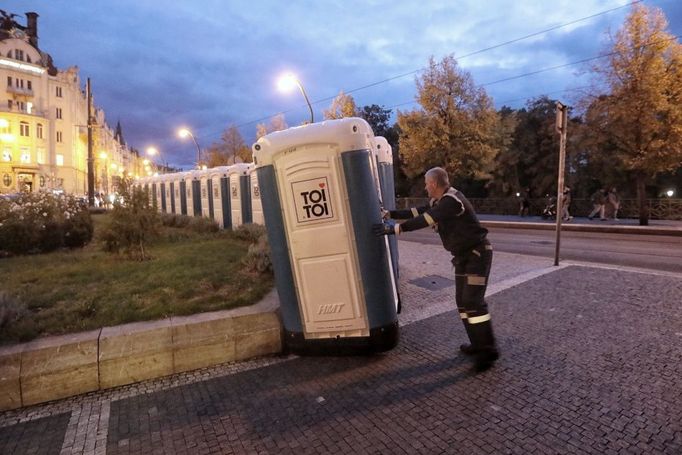 Přípravy na nápor fanoušků Karla Gotta byly večer v plném proudu.