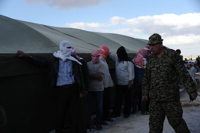 Syrská armáda zajala údajné islamisty. Ty, kteří nebojovali, čeká amnestie. Ostatní - vězení nebo smrt.