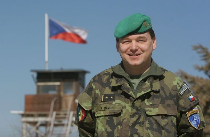 Podplukovník Jiří David, velitel 12. českého kontingentu v Kosovu, říká: "Dnes srbská armáda nestojí na hranicích jako před pěti lety. Srbové dodržují všechny smlouvy a žádné spory neočekáváme. Speciální tým českých vojáků spolupracuje se srbskou armádou."  Čtěte také: Velitel kontingentu KFOR podplukovník Jiří David odpovídal online