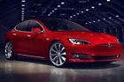 Ve všech nových vozech Tesla už bude přítomný autopilot. Automobilka ho zatím ale uspí