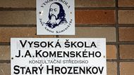 3. 12. - Oxford ve Starém Hrozenkově - Jak se dá v České republice získat titul? Zaplatíte 500 Kč. Přijímačky neděláte, berou všechny. Pak stačí 20 tisíc za semestr a za 12 víkendů máte diplom. Přečtěte si reportáž z  pobočky soukromé Univerzity Jana Ámose Komenského, která sídlí v osmisethlavém Starém Hrozenkově. Připomeňte si tuto událost ve článku zde