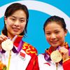 Číňanky Minxia Wuová (vlevo) a Zi Heová pózují se zlatými medailemi za vítězství v synchronizovaném skoku do vody z tří metrů na OH 2012 v Londýně.