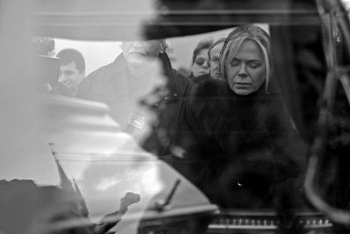 Kategorie: LIDÉ, O KTERÝCH SE MLUVÍ; 1. cena Fotograf: DAVID W. ČERNÝ, Reuters Informace k fotografii: Smutek Dagmar Havlové, prosinec 2011