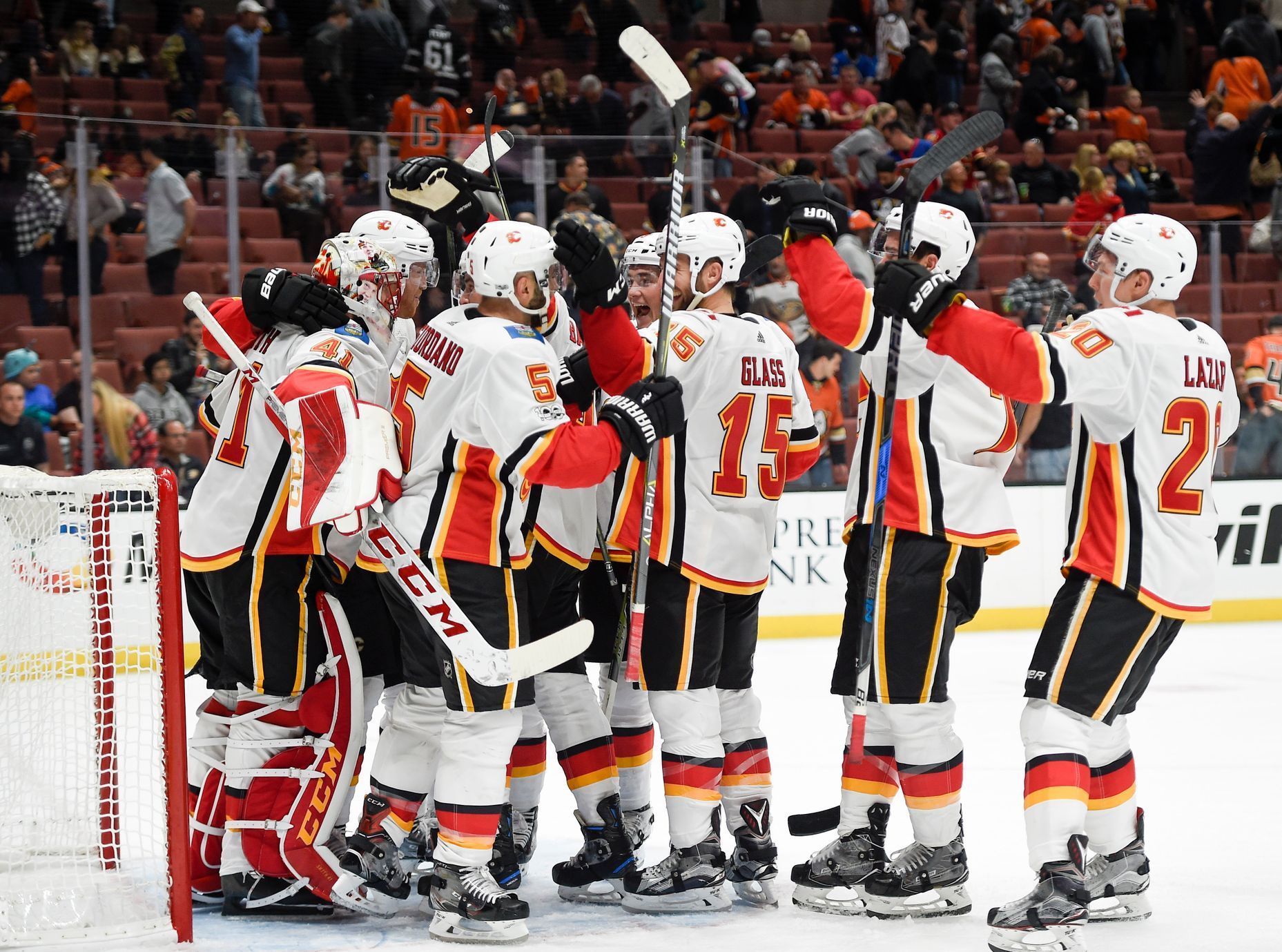 Hokejisté Calgary slaví výhru na ledě Anaheimu