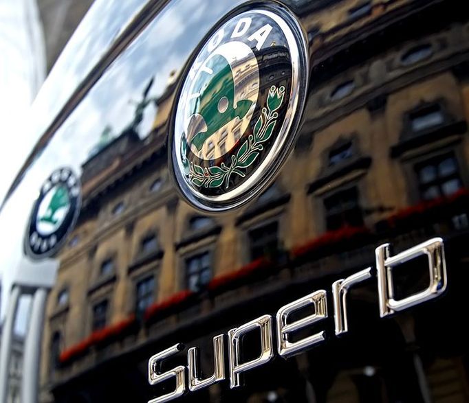 Škoda Superb - logo automobilky na zadních dveřích vozu.