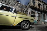 Auta z padesátých let jsou pro ulice Kuby typická.