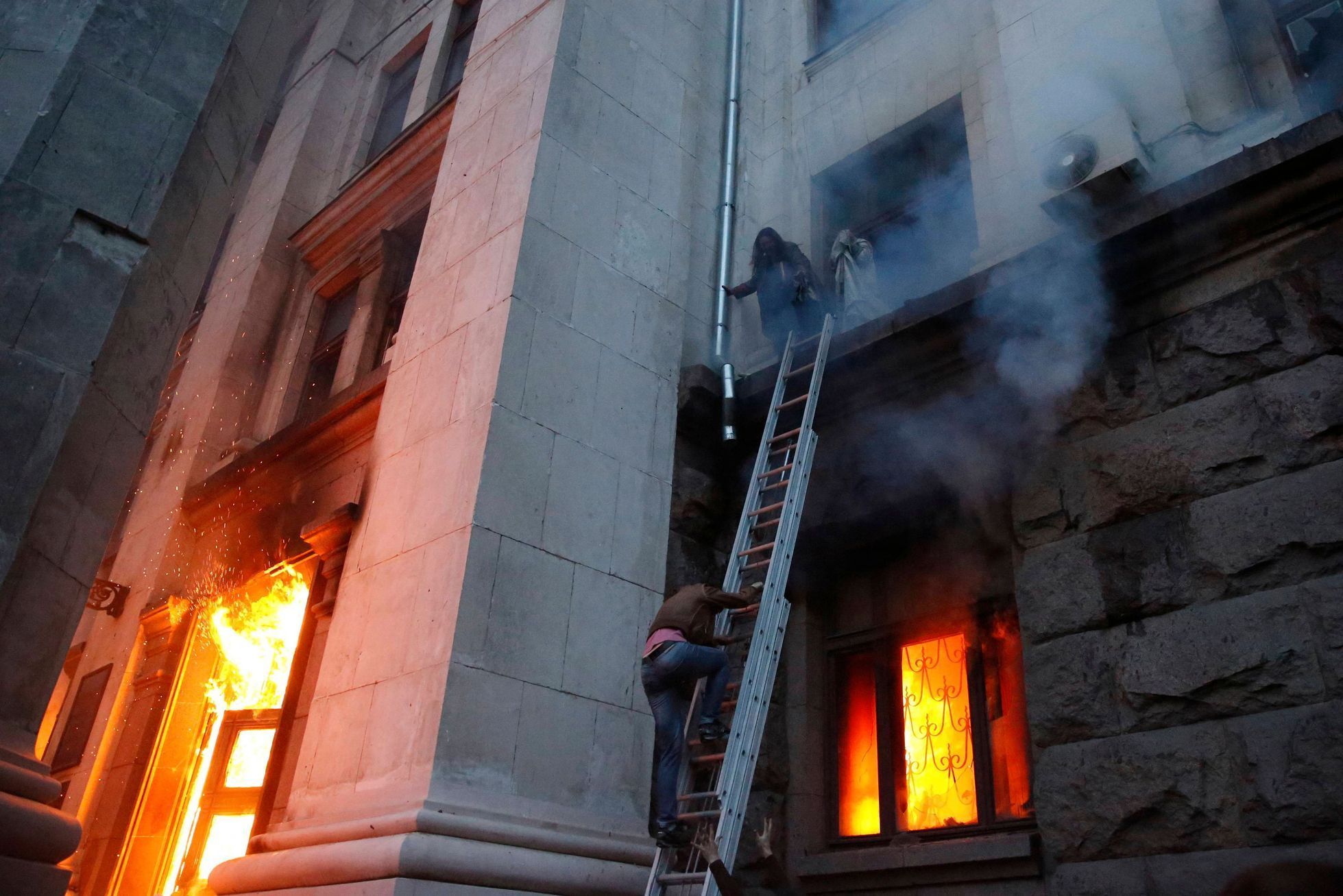 Tragický požár v budově odborů v Oděse.