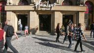 Relativně nové hračkářství Hamleys v Praze Na Příkopech poutá pozornost tentokrát jinak, než nezavřením na státní svátky.