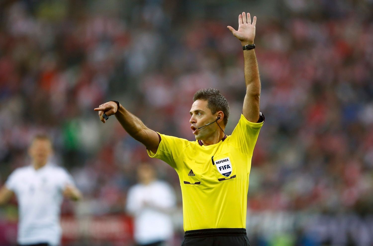 Slovinský rozhodčí Damir Skomina během utkání Německo - Řecko ve čtvrtfinále Eura 2012