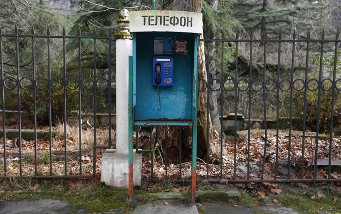 An old telephone booth is photographed in an old sanatorium in Sochi, the host city for the Sochi 2014 Winter Olympics February 18, 2013. Although many complexes and venues in the Black Sea resort of Sochi mostly resemble building sites that are still under construction, there is nothing to suggest any concern over readiness. Construction will be completed by August 2013 according to organizers. The Sochi 2014 Winter Olympics opens on February 7, 2014. REUTERS/Kai Pfaffenbach (RUSSIA - Tags: BUSINESS CONSTRUCTION CITYSCAPE ENVIRONMENT SPORT OLYMPICS) Published: Úno. 18, 2013, 7:10 odp.