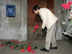 Lidé začali nosit květiny, na místo, kde byla ruská novinářka zavražděna