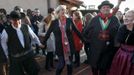 France's National Front leader Marine Le Pen (C) attends a ceremony in a Beaujolais vineyard brotherhood at Domaine des Maisons Neuves during a visit in Blace, November 14, 2012. REUTERS/Robert Pratta (FRANCE - Tags: POLITICS FOOD) Published: Lis. 14, 2012, 4:33 odp.