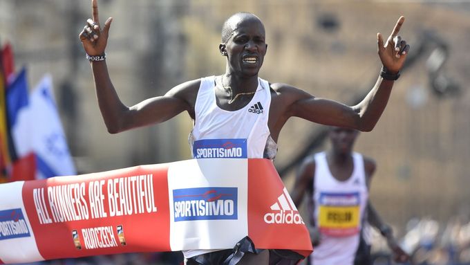 Keňan Benard Kimeli probíhá vítězně cílem Pražského půlmaratonu 2019.