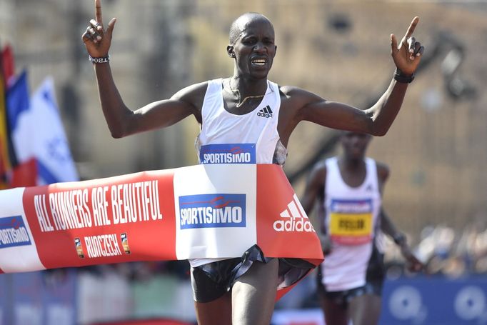 Keňan Benard Kimeli probíhá vítězně cílem Pražského půlmaratonu 2019.