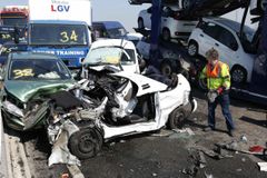 Hromadná nehoda u Benešova zpomalila provoz na D1