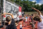 Nejprve sobotní akci odstartoval dětský závod, na snímku je vidět rozcvička. V pozadí portrét Emila Zátopka a jeho přítele, francouzského atleta Alaina Mimouna.