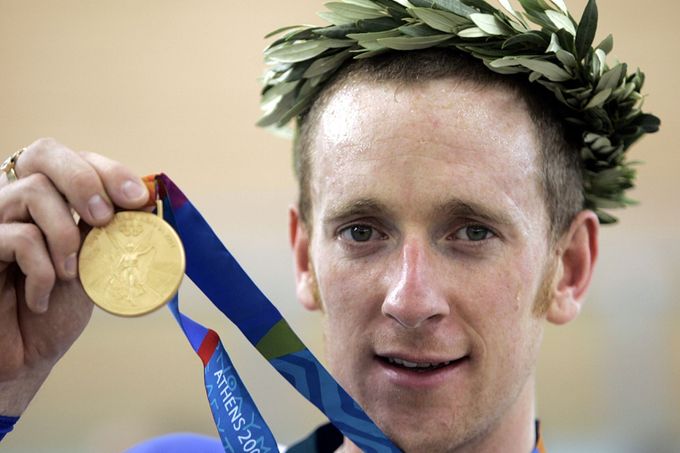 Bradley Wiggins se zlatou olympijskou medailí z Atén 2004 v dráhové cyklistice.