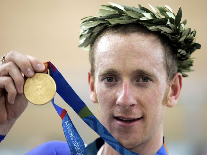 Bradley Wiggins se zlatou olympijskou medailí z Atén 2004 v dráhové cyklistice.