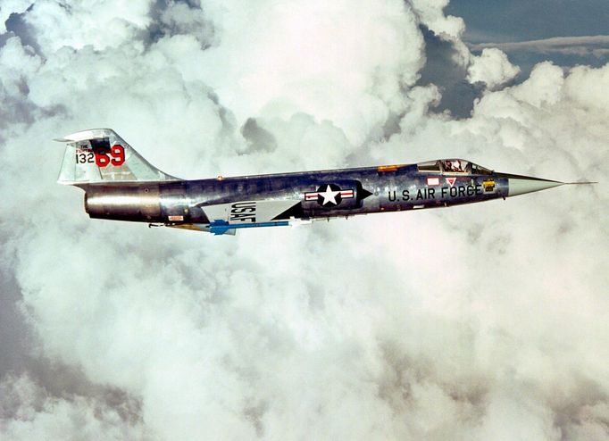 Pohled na americký letoun F-104 Starfighter nesoucí dvě střely AIM-9J Sidewinder během taktického výcviku v Luku. Rok 1979