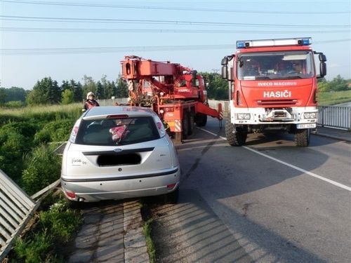 Auto prorazilo u Měnína na Brněnsku most
