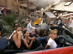 World Press Photo 2006 - 1. cena. Spencer Platt, USA. Mladí Libanonci ve vybombardovaném Bejrútu.