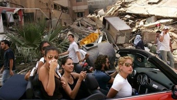 World Press Photo 2006 - 1. cena. Spencer Platt, USA. Mladí Libanonci ve vybombardovaném Bejrútu.
