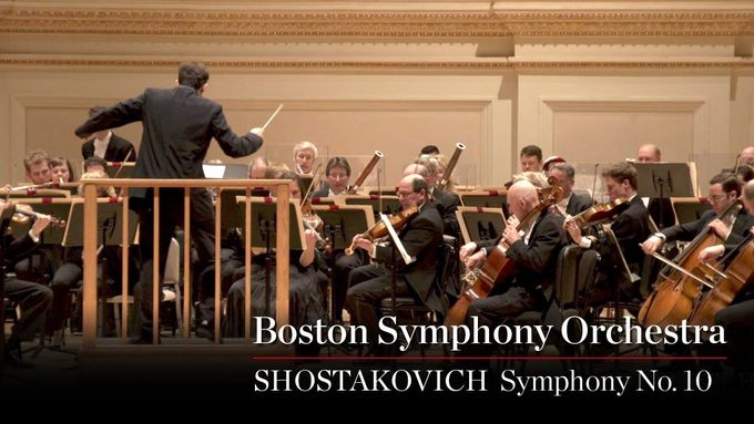 Boston Symphony Orchestra pod taktovkou Andrise Nelsonse hraje Desátou symfonii Dmitrije Šostakoviče.