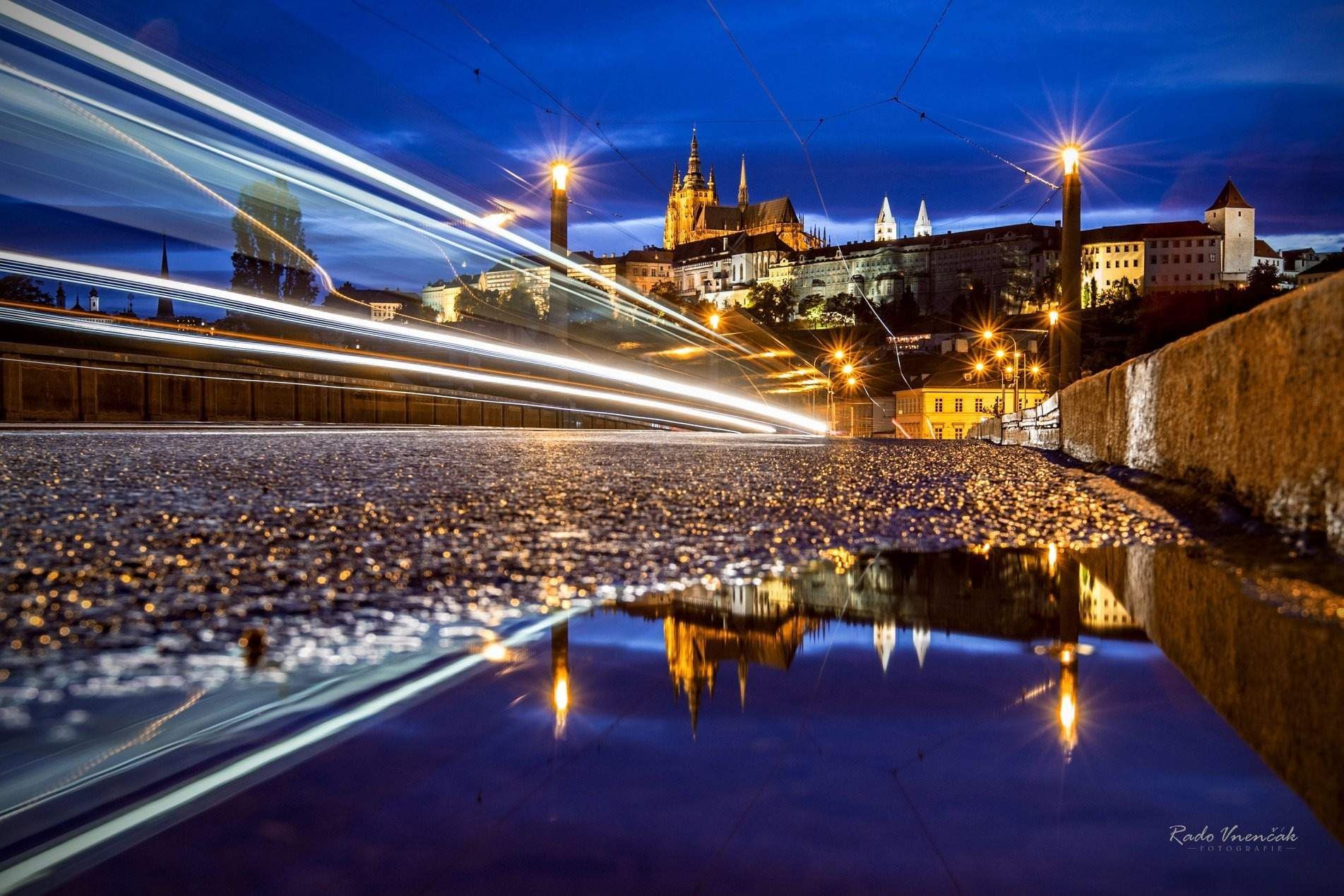 Radoslav Vnenčák: Praha v zrcadle