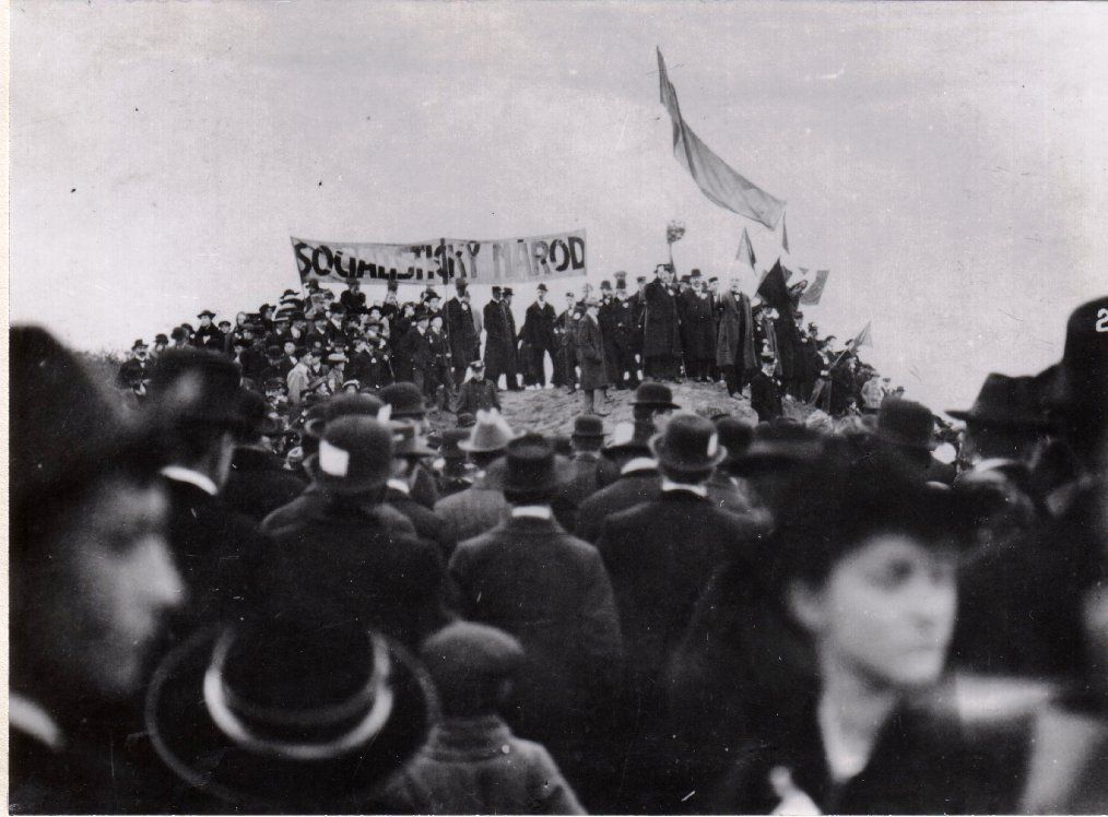 Výročí stržení Mariánského sloupu v roce 1918