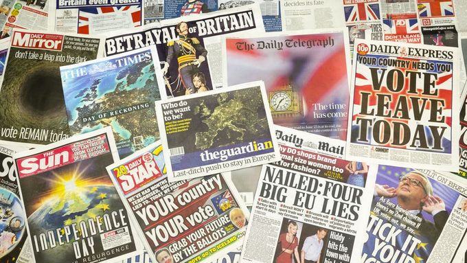 Titulní strany novin v den referenda o brexitu.
