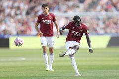 Největší trumf úvodního víkendu v Premier League? Exslávista Diouf, zní z Anglie
