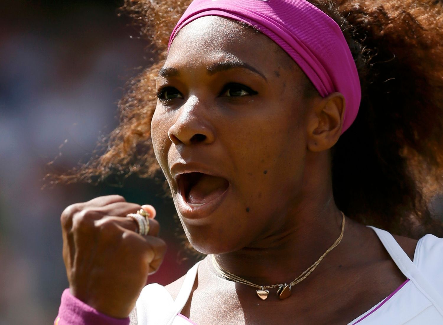 Americká tenistka Serena Williamsová v semifinálovém utkání Wimbledonu 2012 proti Bělorusce Viktorii Azarenkové.