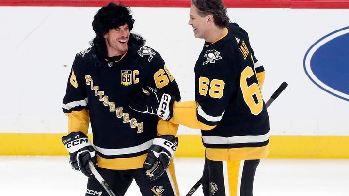 Crosby se rozcvičoval s "mulletem" na hlavě. Vzdát hold Jágrovi přišel i Lemieux; Zdroj foto: Reuters