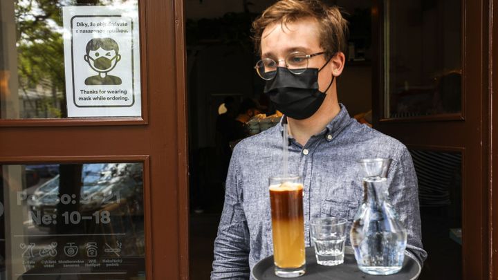 Češi chodí do restaurací méně, raději si posedí doma. S dražším menu počítají; Zdroj foto: Jakub Plíhal