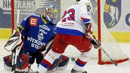 Petr Gřegořek z Českých Budějovic (vpravo) střílí gól brankáři Vítkovic Marku Pincovi.