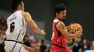 Boxer Manny Pacquiao jako hrající kouč filipínského basketbalového týmu týmu KIA-Sorento.