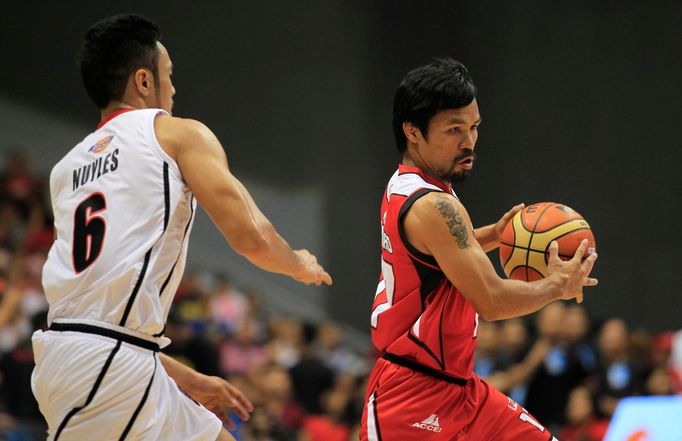 Boxer Manny Pacquiao jako hrající kouč filipínského basketbalového týmu týmu KIA-Sorento.