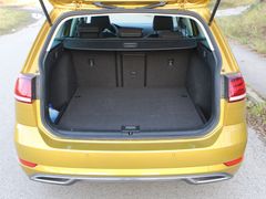 Výrobce udává u VW Golf Variant gigantický objem kufru 605 l. Jeho nemalá část se však nachází pod mezipodlahou.