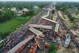 Při nejhorší železniční nehodě v Indii ve 21. století zemřelo v pátek ve státě Odiša na východě země zřejmě 288 lidí.