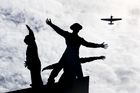Přeletem stíhacího letounu Hawker Hurricane nad památníkem začaly oslavy 80. výročí akce Anthropoid - útoku československých parašutistů na zastupujícího říšského protektora Reinharda Heydricha.