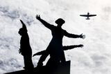 Přeletem stíhacího letounu Hawker Hurricane nad památníkem začaly oslavy 80. výročí akce Anthropoid - útoku československých parašutistů na zastupujícího říšského protektora Reinharda Heydricha.