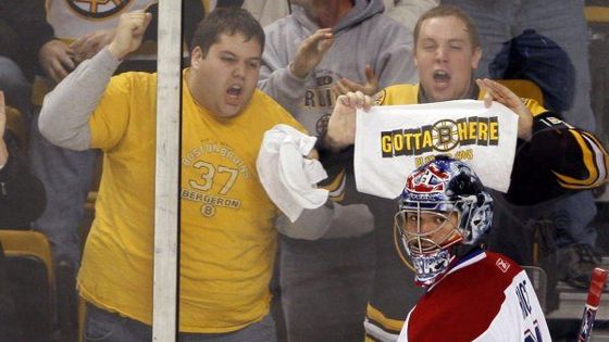 Chobotnice, čepice i pohár z alobalu. Tak se fandí v NHL